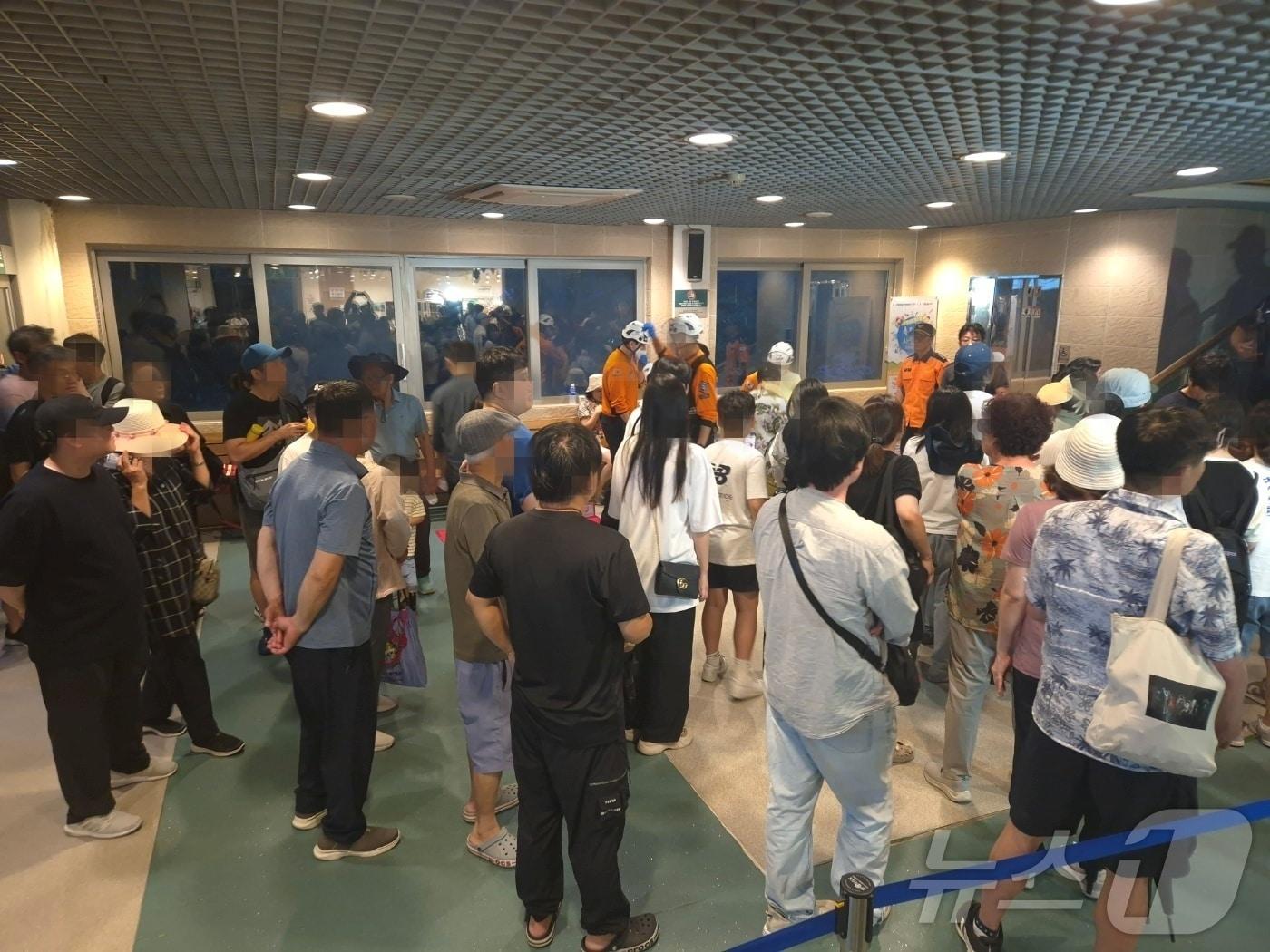 본문 이미지 - 20일 오후 강원 속초시 설악산국립공원 설악산케이블카 권금성 대기소에서 있던 승객들이 하차장에 무사히 도착했다. 소방 당국은 승객들의 안전을 살폈다. 윤왕근 기자 2025.7.20/뉴스1 ⓒ News1 윤왕근 기자