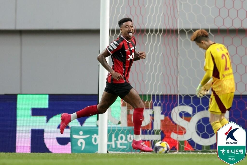 본문 이미지 - FC서울 린가드가 20일 서울월드컵경기장에서 열린 하나은행 K리그1 2025 22라운드 울산HD와 홈 경기에서 전반 41분 결승 골을 터뜨려 1-0 승리를 이끌었다. (한국프로축구연맹 제공)
