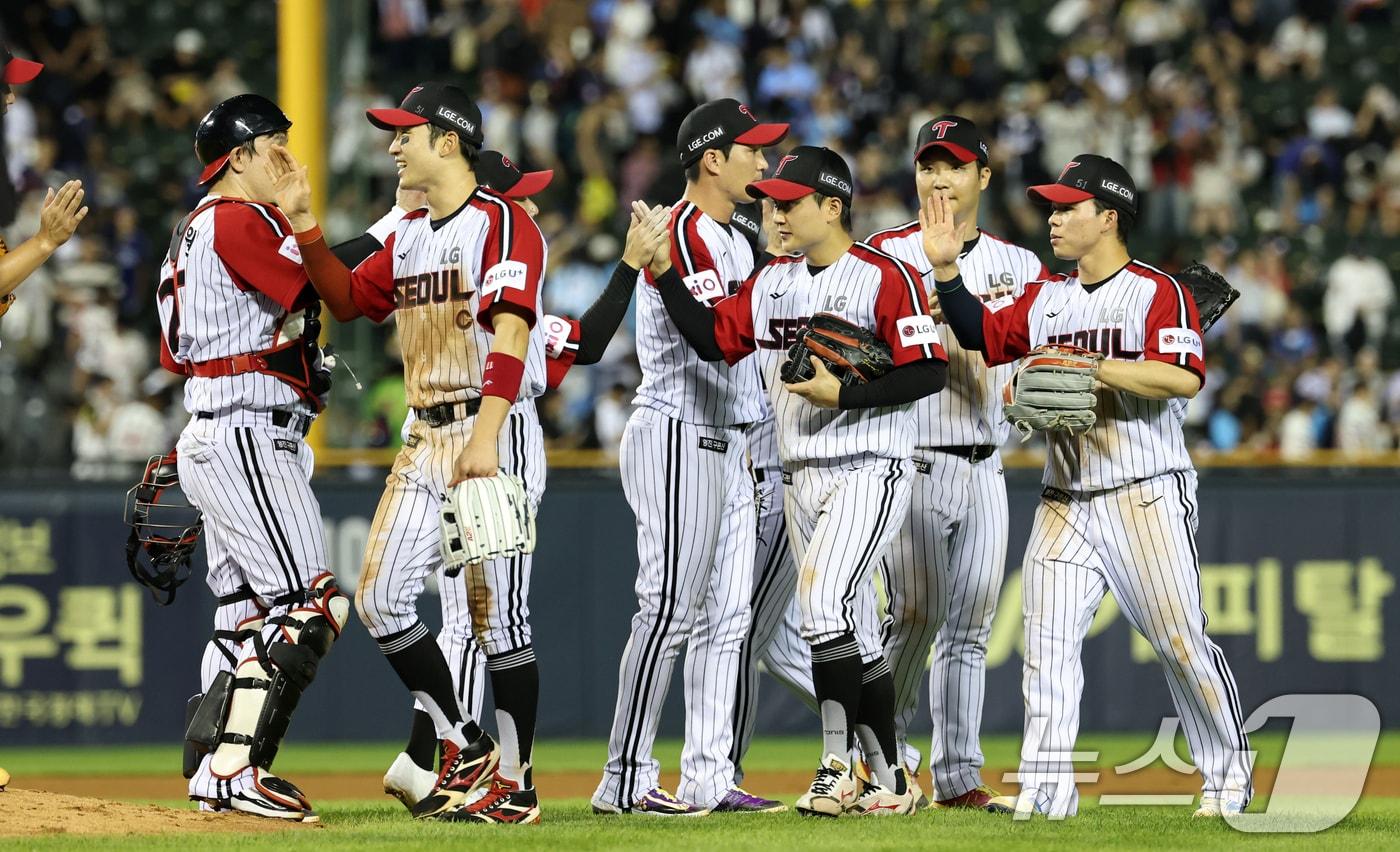 20일 오후 서울 송파구 잠실야구장에서 열린 프로야구 &#39;2025 신한 SOL뱅크 KBO 리그&#39; 롯데 자이언츠와 LG트윈스의 경기에서 3대2로 승리한 LG 선수들이 기뻐하고 있다. 2025.7.20/뉴스1 ⓒ News1 이승배 기자