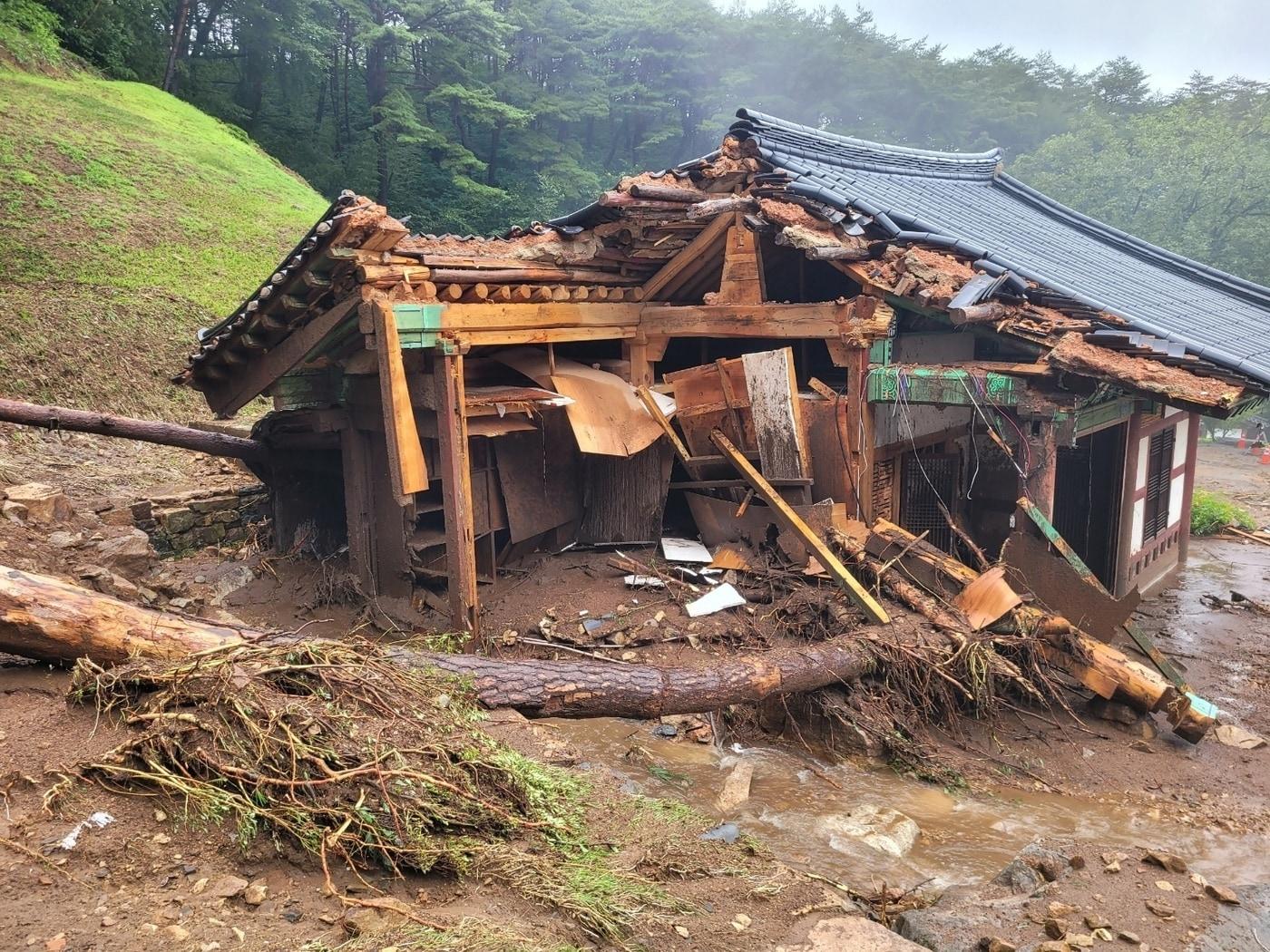 본문 이미지 - 폭우에 의한 산사태로 보물 '산청 율곡사 대웅전' 주변 건물이 무너진 모습(국가유산청 제공)