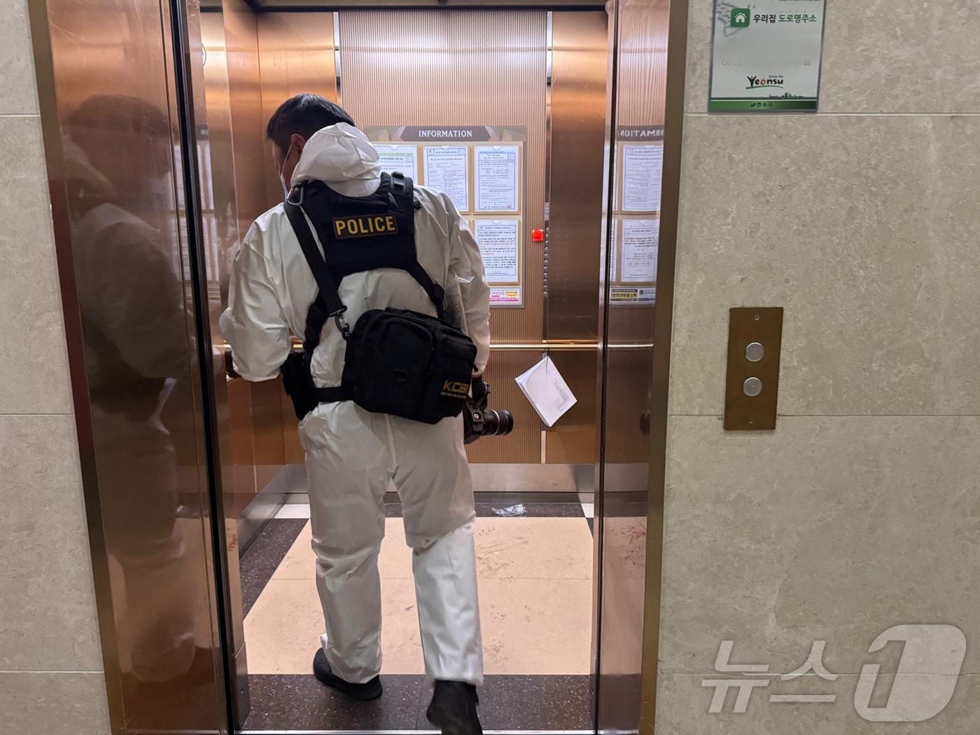 본문 이미지 - 21일 총기 사고가 발생한 인천 연수구 한 아파트 단지에 수사관이 엘리베이터를 타고 들어가고 있다. 2025.7.21/뉴스1 ⓒ News1 박소영 기자