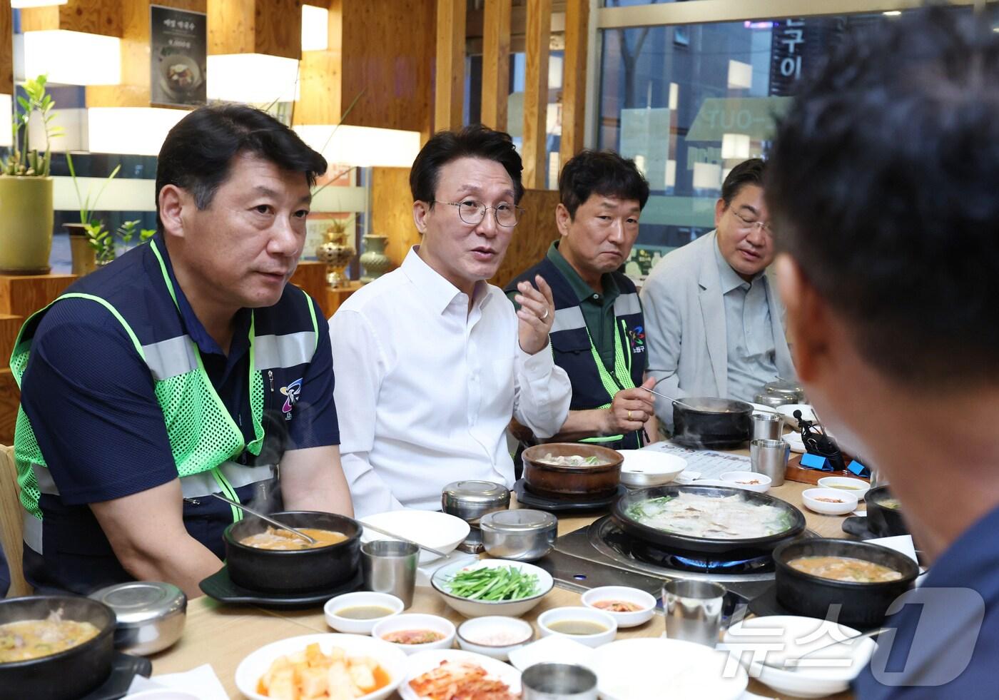 김민석 국무총리가 '민생회복 소비쿠폰' 신청 첫 날인 21일 오전 서울 노원구 한 식당을 찾아 환경공무관들과 식사하기 앞서 대화를 나누고 있다. (공동취재) 2025.7.21/뉴스1 ⓒ News1 권현진 기자
