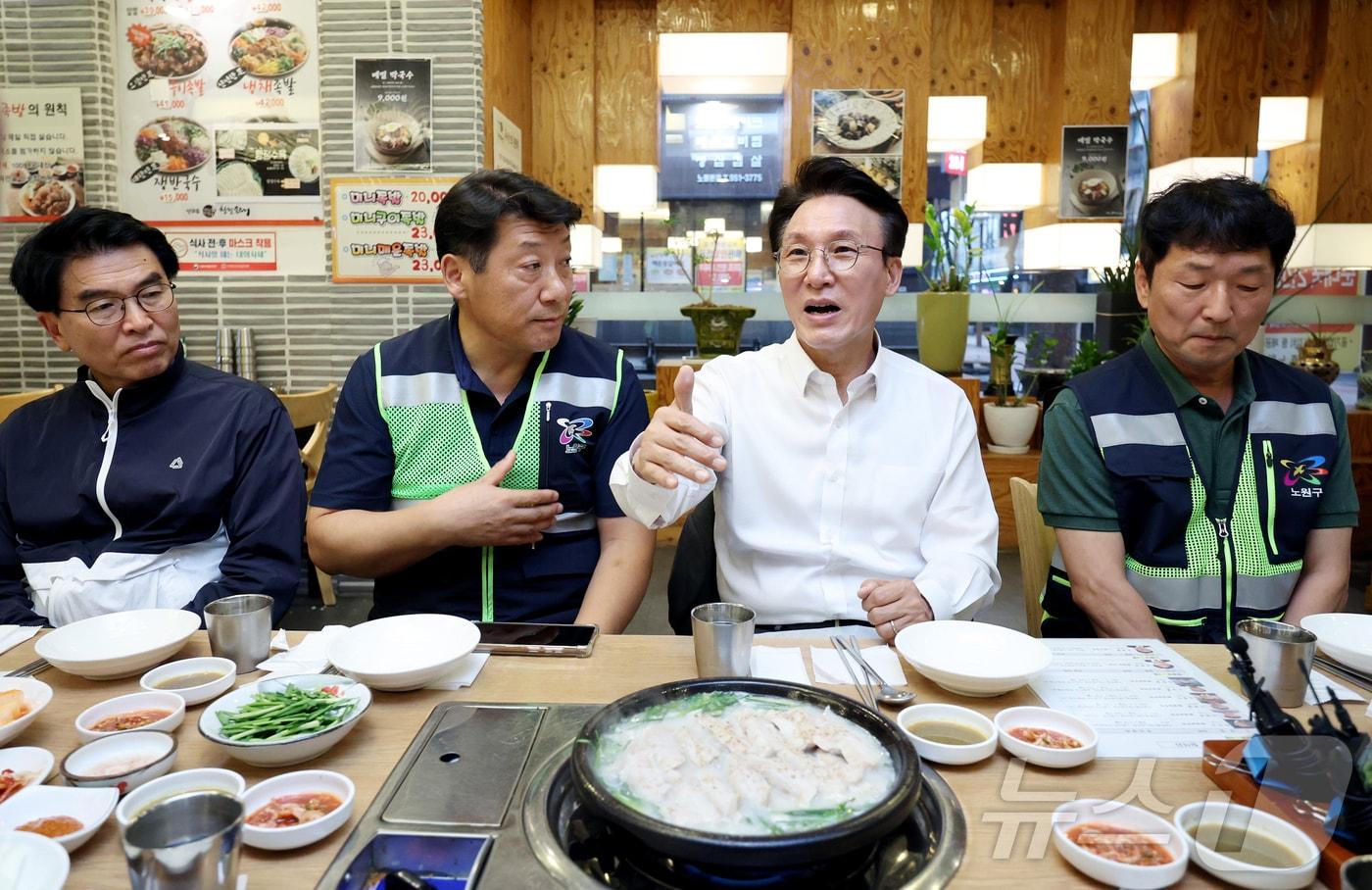 김민석 국무총리가 '민생회복 소비쿠폰' 신청 첫 날인 21일 오전 서울 노원구 한 식당을 찾아 환경공무관들과 식사하기 앞서 인사를 나누고 있다. (공동취재) 2025.7.21/뉴스1 ⓒ News1 권현진 기자