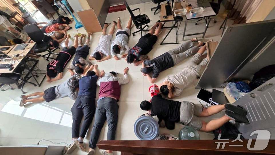 본문 이미지 - 지난 6월 태국 경찰이 태국 파타야 지역에서 활동하던 로맨스 스캠 조직을 검거하는 장면(경찰청 제공)