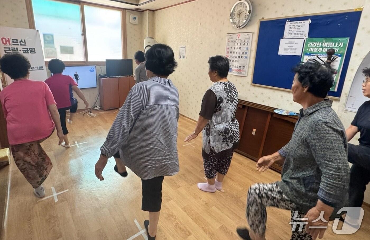 충북 괴산군보건소는 어르신의 낙상 사고와 근력 감소증을 예방하기 위해 &#39;어르신 근력·균형 운동 완성 프로그램&#39;을 운영한다.&#40;괴산군 제공, 재판매 및 DB금지&#41;/뉴스1