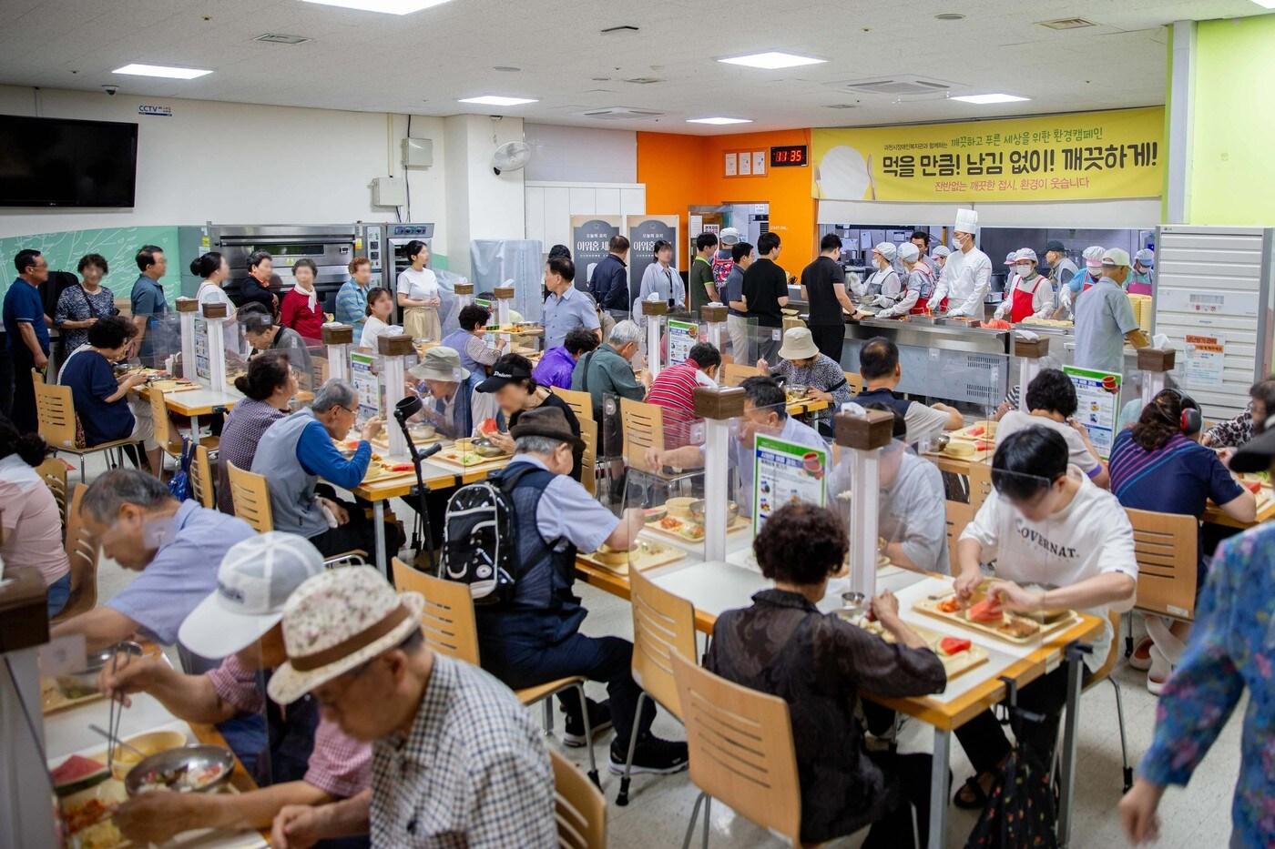 과천시장애인복지관 초복맞이 특식 이벤트 봉사활동 전경.(아워홈 제공)