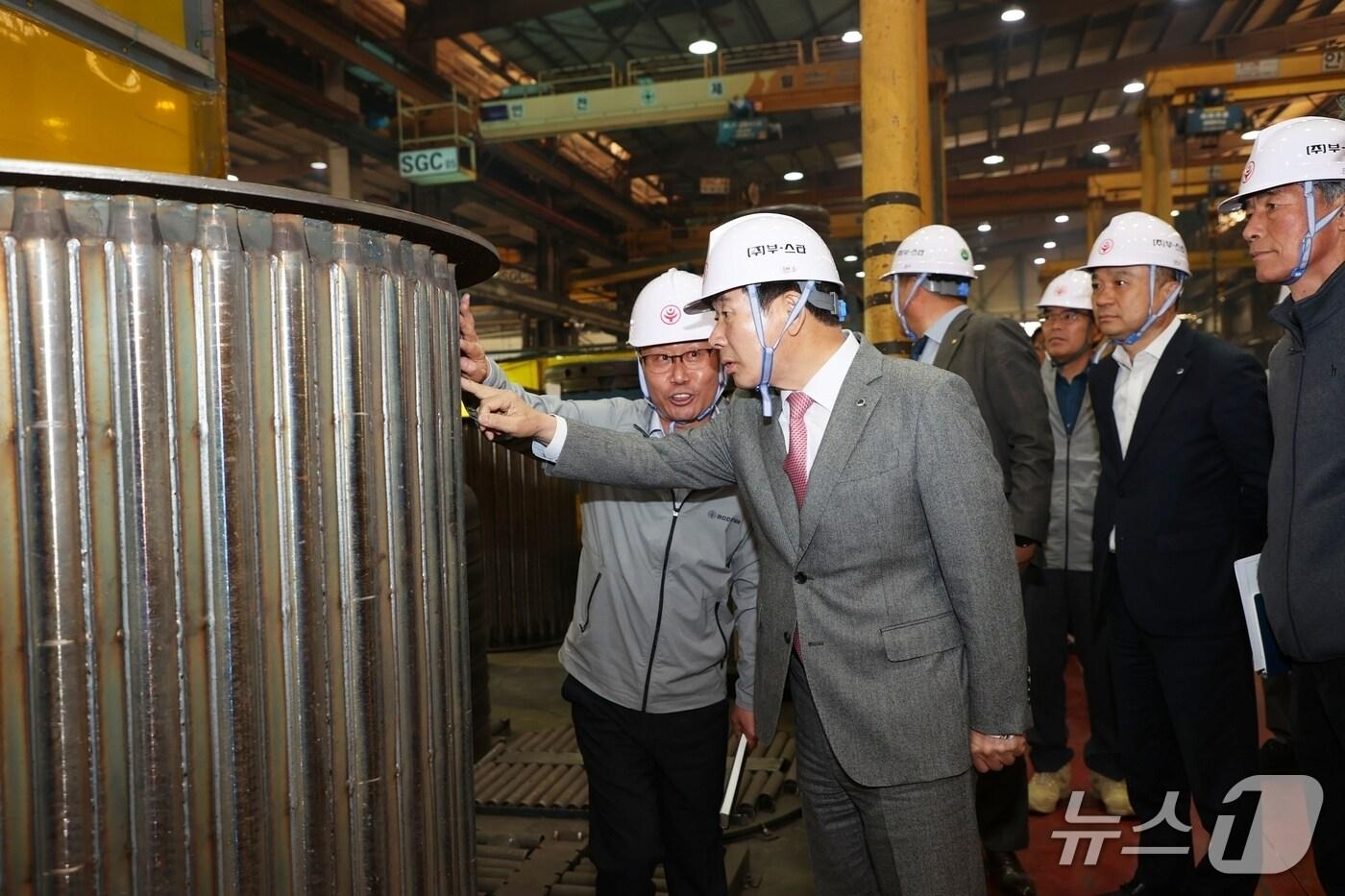송기섭 진천군수가 스타 기업을 찾아 현장을 둘러보는 모습.(진천군 제공)/뉴스1