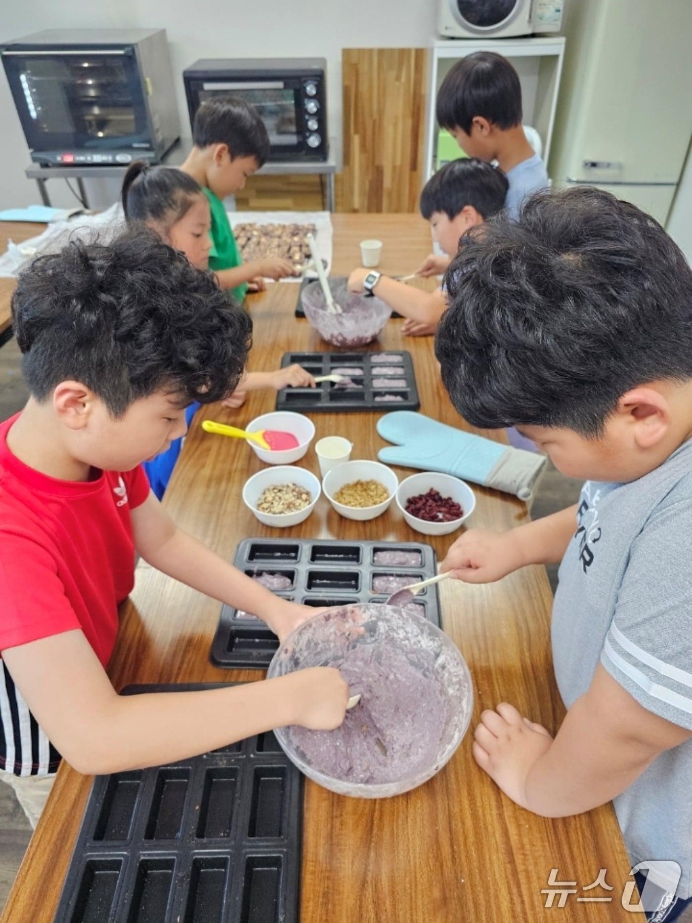 본문 이미지 - 충북 증평군은 여름방학을 맞아 청소년과 학부모를 위한 맞춤형 교육 프로그램을 운영한다. 사진은 지난해 온마을배움터 프로그램 진행 모습.&#40;증평군 제공, 재판매 및 DB금지&#41;/뉴스1
