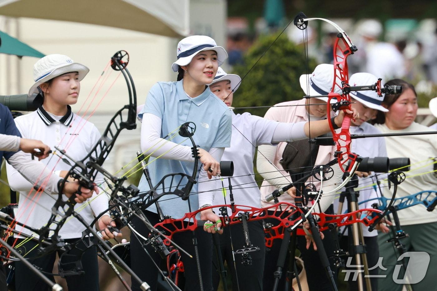 &#39;문체부장관기 전국 남녀 중·고 양궁대회&#39;에서 선수들이 시합 전 훈련하고 있다.&#40;예천군 제공. 재판매 및 DB 금지&#41;2025.7.21/뉴스1