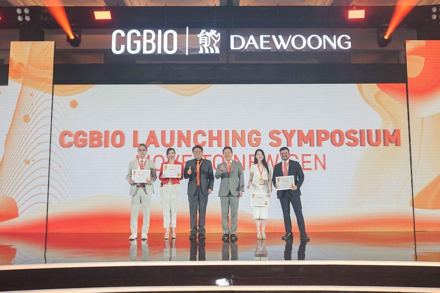 &#39;나보타 론칭 심포지엄&#39;에 참가한 연사들이 기념 사진을 촬영하고 있다.&#40;대웅제약 제공&#41;/뉴스1