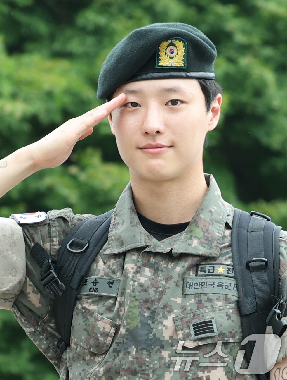 본문 이미지 - 가수 우즈(WOODZ, 본명 조승연)가 21일 오전 서울 노원구 육군사관학교에서 전역식을 마친 뒤 전역인사를 하고 있다. 2025.7.21/뉴스1 ⓒ News1 권현진 기자