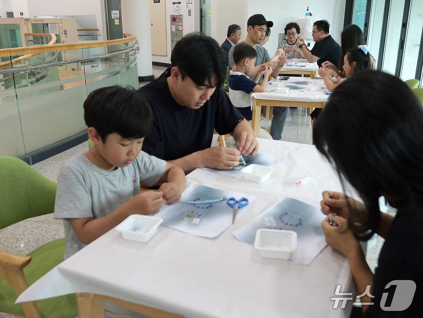 본문 이미지 -  반기문평화기념관 모기 퇴치 팔찌 만들기.(음성군 제공. 재판매 및 DB금지)/뉴스1