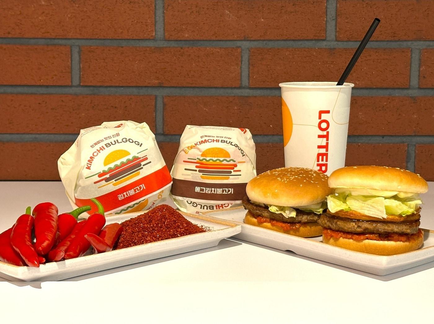 본문 이미지 - 청년농부 고추를 활용해 만든 롯데리아 김치불고기버거 2종.(롯데GRS 제공)