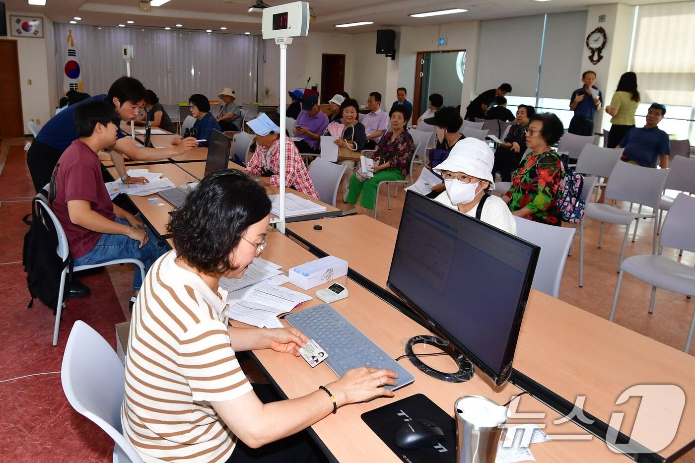 민생회복 소비쿠폰 신청 첫 날인 21일 오전 경북 포항시 남구 대이동 행정복지센터 2층에서 시민들이 신청서를 작성하고 있다. 2025.7.21/뉴스1 ⓒ News1 최창호 기자