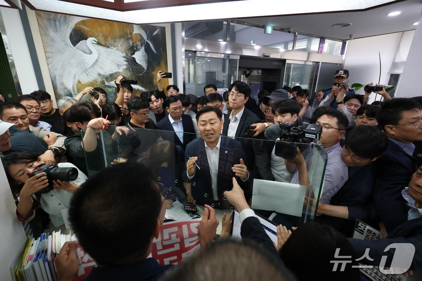 21일 김관영 전북지사가 전입신고를 위해 완주군 삼례읍사무소를  찾은 가운데  전주-완주 통합 반대 측 인사들과 대화를 나누고 있다.  2025.7.21/뉴스1 ⓒ News1 유경석 기자