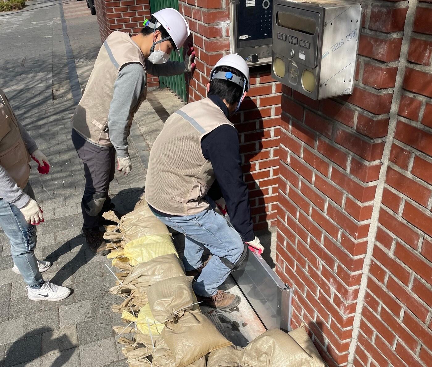 본문 이미지 - 물막이판 점검 모습(성동구 제공)