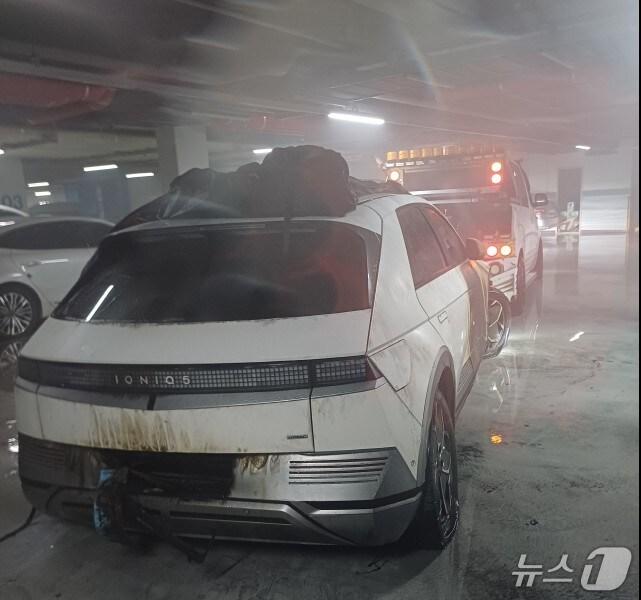 본문 이미지 - 천안 동남구 청당동 아파트 지하주차장 전기차 화재 현장. &#40;천안동남소방서 제공, 재판매 및 DB금지&#41; / 뉴스1