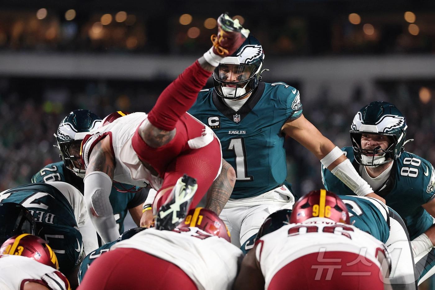1월 26일(현지시간) 미국 펜실베이니아주 필라델피아에서 열린 NFC 챔피언십 경기 후반전, 필라델피아 이글스의 쿼터백 제일런 허츠가 스냅 직전 워싱턴 커맨더스의 라인배커 프랭키 루부가 도약하는 순간을 바라보고 있다. 2025.01.26. ⓒ 로이터=뉴스1 ⓒ News1 윤다정 기자