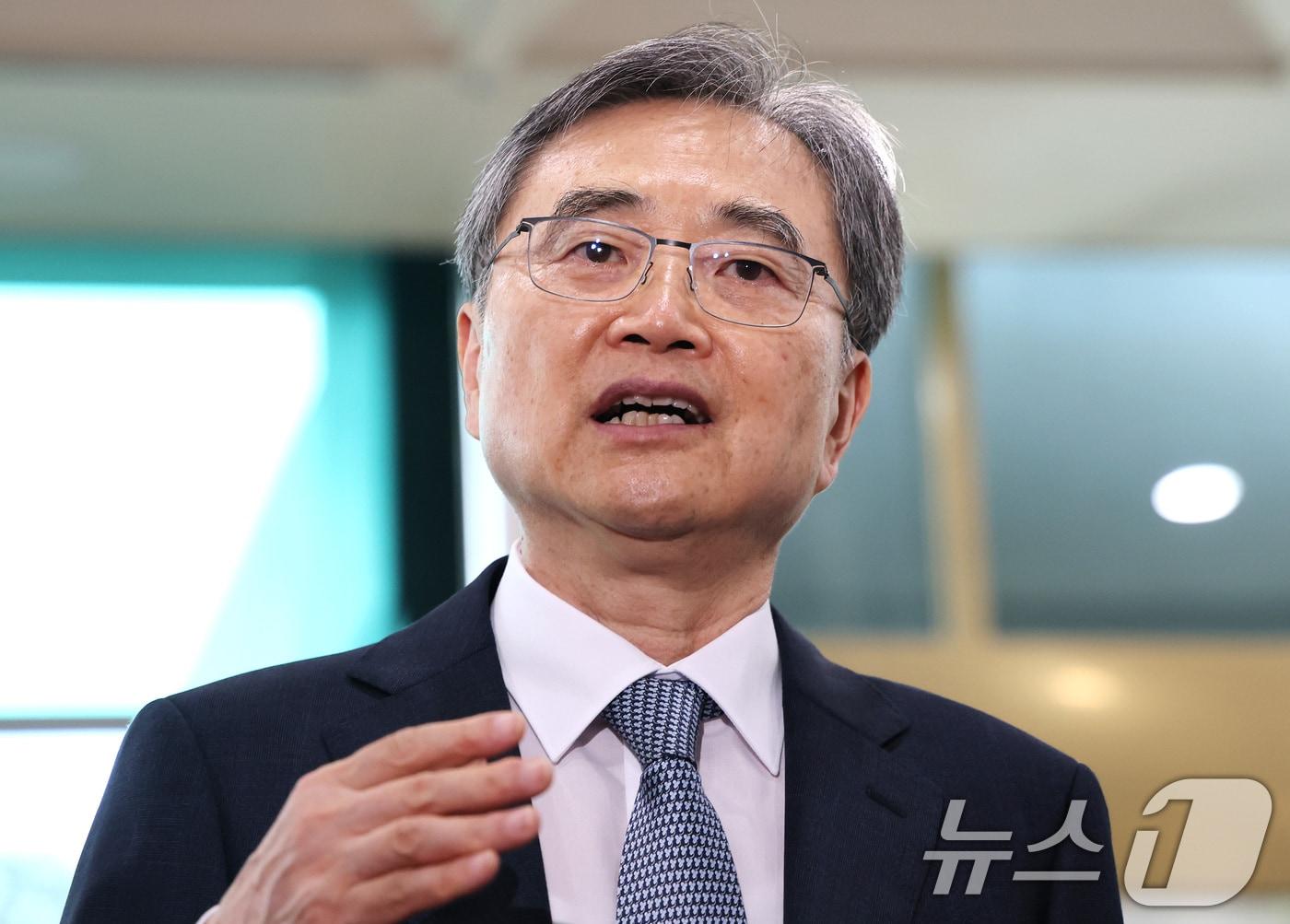 본문 이미지 - 조현 외교부 장관이 21일 오전 서울 종로구 외교부 청사로 첫 출근하며 취재진의 질문에 답하고 있다. 2025.7.21/뉴스1 ⓒ News1 임세영 기자