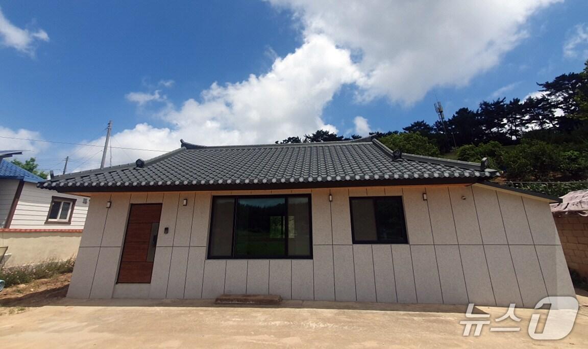 본문 이미지 - 리모델링을 완료한 이원면 포지리의 주택 모습(태안군 제공. 재판매 및 DB금지)2025.7.21/뉴스1