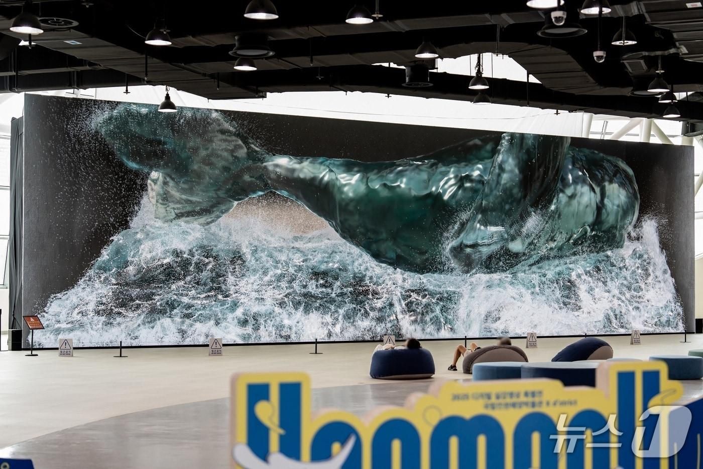 인천국립해양박물관 특별전에서 디스트릭트 'Whale #2'가 전시되고 있다.(디스트릭트 제공)