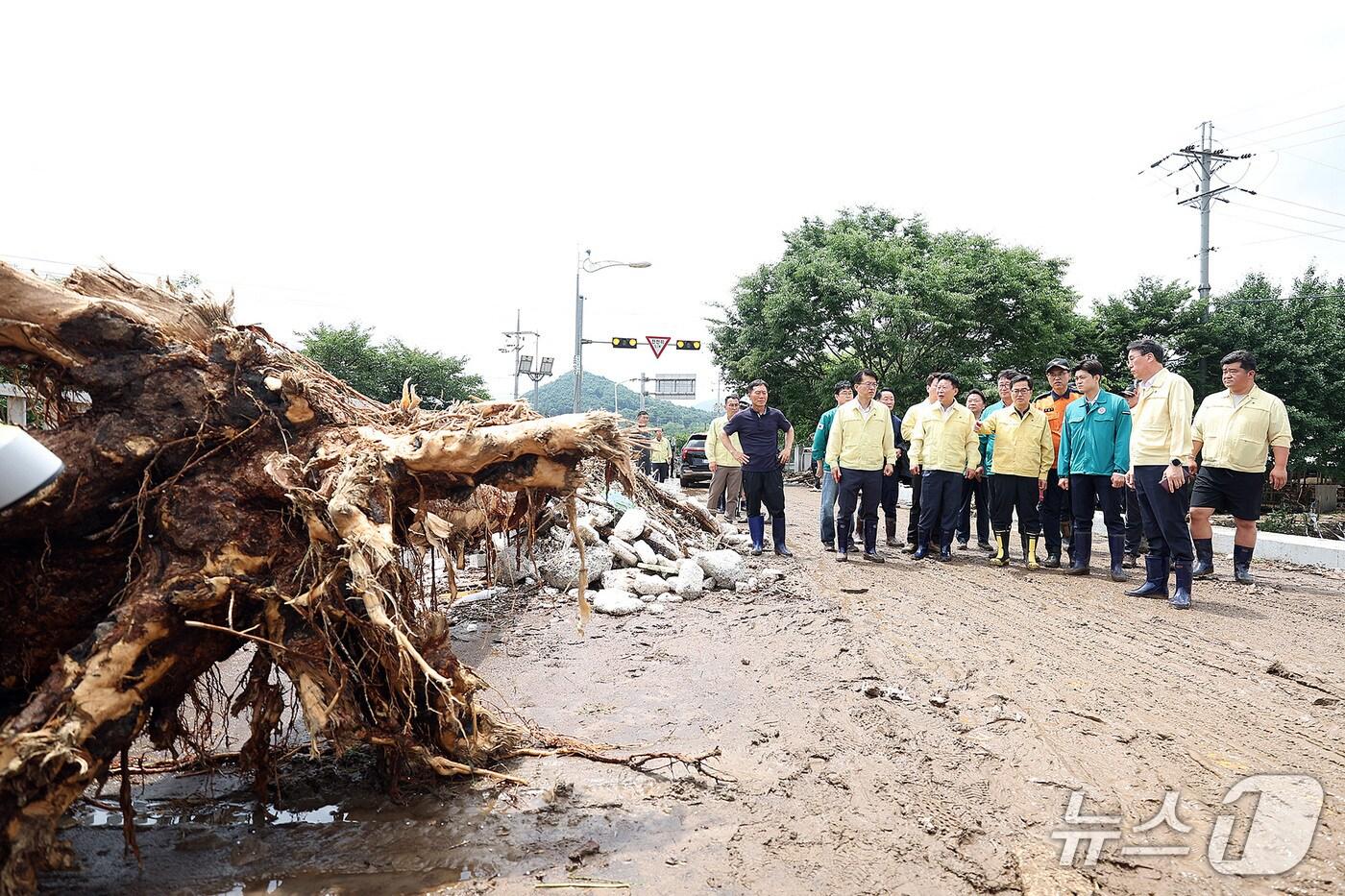 20일 오후 김동연 경기도지사가 집중호우로 인해 홍수 경보가 발령됐던 가평군 상면 대보교 현장을 방문해 상황 및 피해 현황을 살펴보고 있다.(경기도 제공. 재판매 및 DB금지)