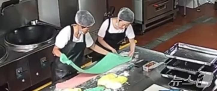 본문 이미지 - 간쑤성 톈수이시 마이지구 유치원 조리실에서 색소를 넣은 케익을 만들고 있는 모습. (웨이보 갈무리)