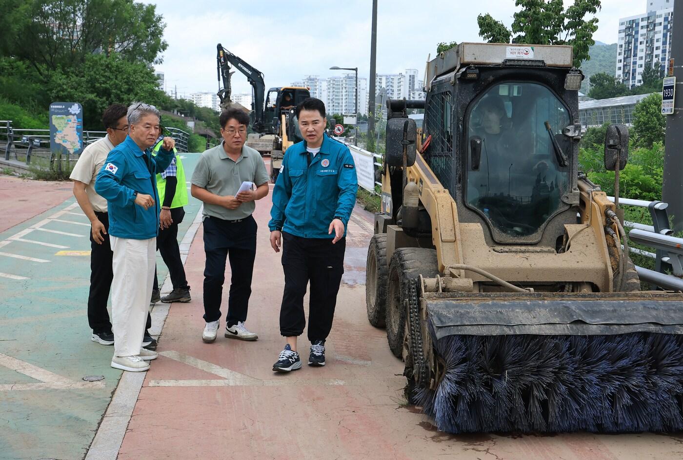 오언석 도봉구청장(가운데)이 지난 20일 중랑천을 찾아 하천 범람에 따른 피해 상황을 살피고 있다. (도봉구 제공)