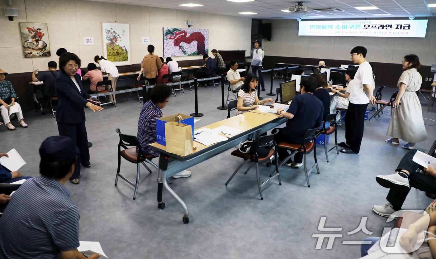 민생회복 소비쿠폰 신청 첫 날인 21일 오전 광주 서구 동천동 행정복지센터 2층에서 시민들이 신청을 기다리고 있다. 2025.7.21/뉴스1 ⓒ News1 이수민 기자