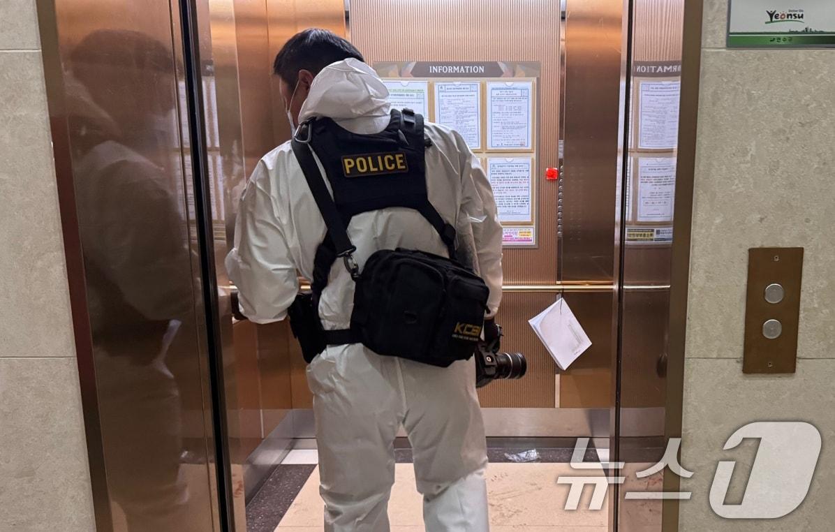 본문 이미지 - 21일 총기 사고가 발생한 인천 연수구 한 아파트 단지에 경찰 수사관이 엘리베이터를 타고 들어가고 있다. 2025.7.21/뉴스1 ⓒ News1 박소영 기자