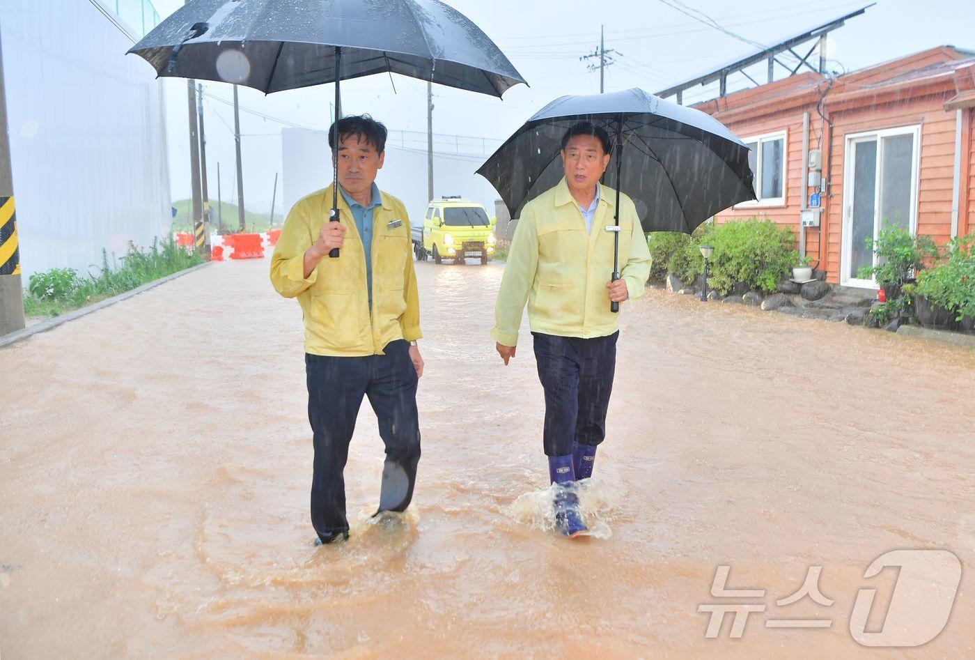 침수현장 둘러보는 김한종 전남 장성군수.&#40;장성군 제공. 재배포 및 DB 금지&#41;