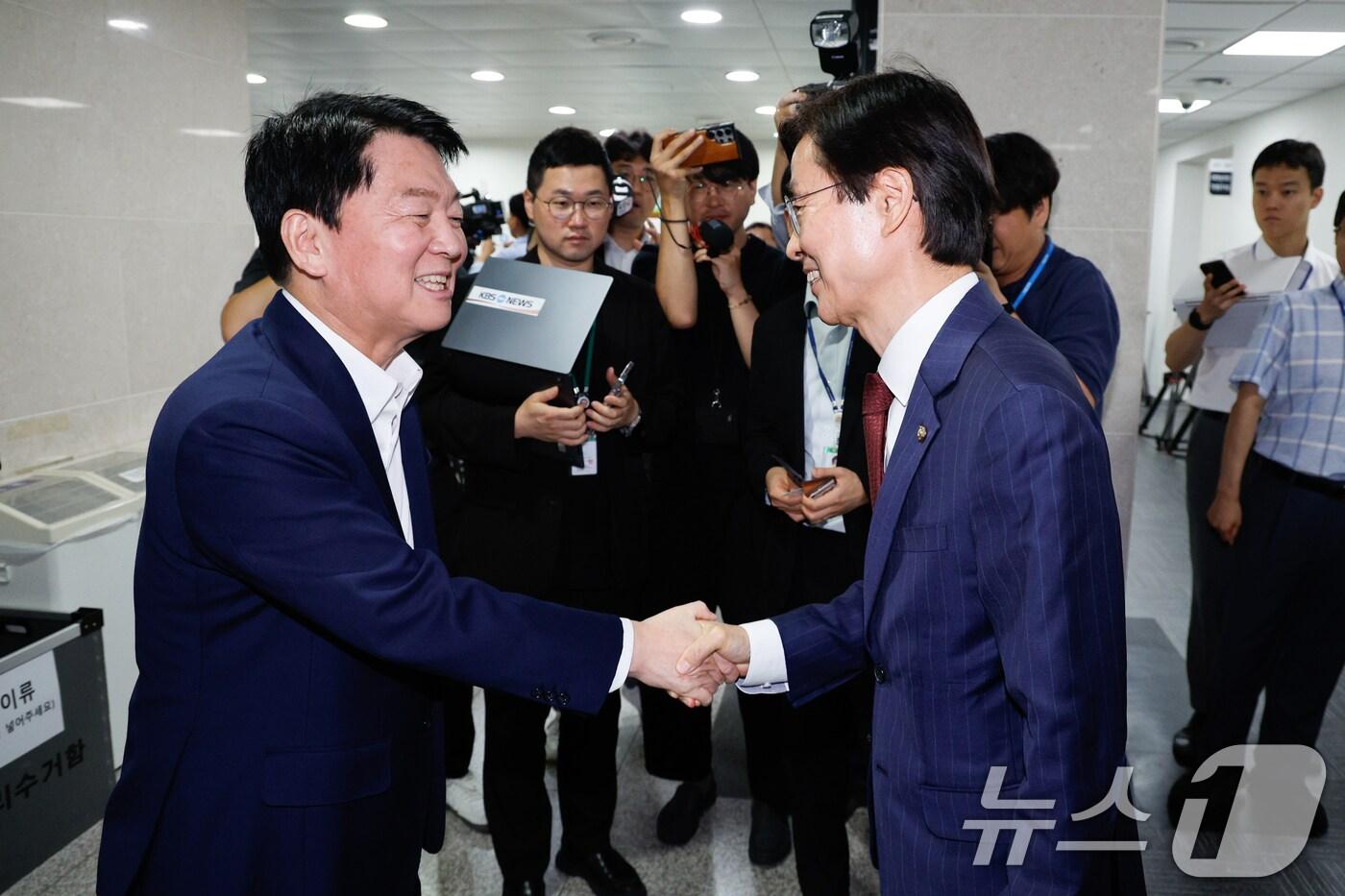 안철수 국민의힘 의원(왼쪽)이 지난 달 21일서울 여의도 국회 소통관에서 현안 기자회견을 마친 뒤 당대표 출마 선언을 앞둔 조경태 의원과 악수하고 있다. 2025.7.21/뉴스1 ⓒ News1 안은나 기자