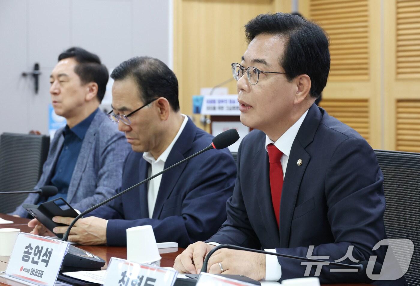 송언석 국민의힘 비상대책위원장 겸 원내대표가 21일 오전 서울 여의도 국회 의원회관에서 열린 이재명 정부의 방송3법 저지를 위한 긴급토론회에 참석해 축사하고 있다. 2025.7.21/뉴스1 ⓒ News1 이광호 기자