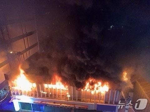 본문 이미지 - 지난 20일 오후 9시17분쯤 제주시 일도1동 칠성로 상가 2층에서 불이 나고 있다.(제주도소방안전본부 제공. 재판매 및 DB 금지)