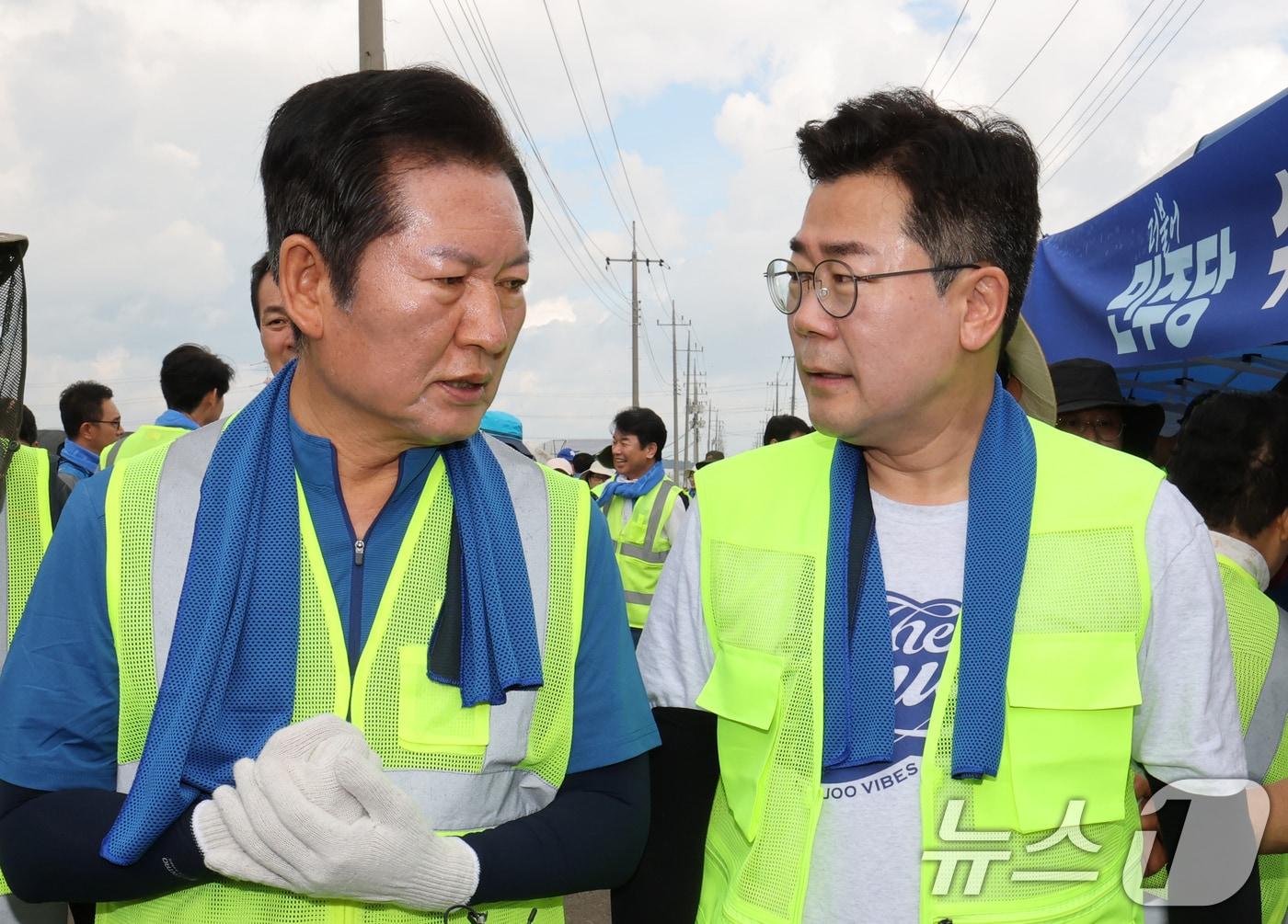 본문 이미지 - 정청래&#40;왼쪽&#41;, 박찬대 더불어민주당 당대표 후보가 21일 충남 예산 신안면 조곡리에서 수해복구 현장을 찾아 대화하고 있다. 2025.7.21/뉴스1 ⓒ News1 김기태 기자