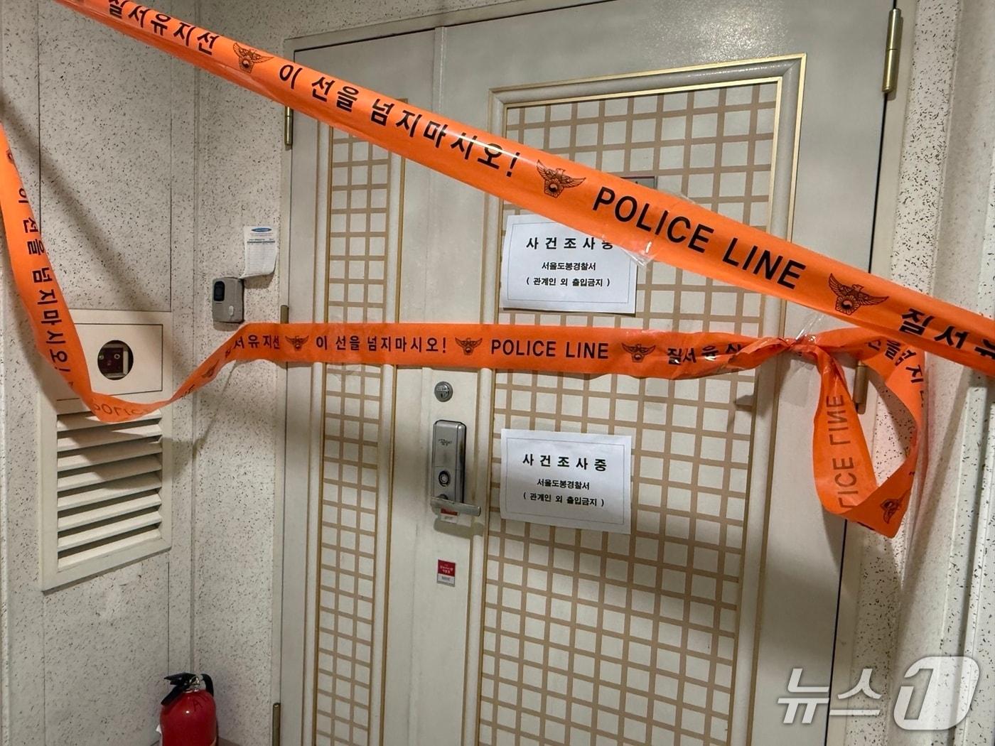 본문 이미지 - 내부에 폭발물을 설치했던 60대 A 씨의 자택 현관 앞에 사건 조사 중임을 알리는 폴리스 라인이 설치돼 있다.2025.7.21/뉴스1 ⓒ News1 김형준 기자