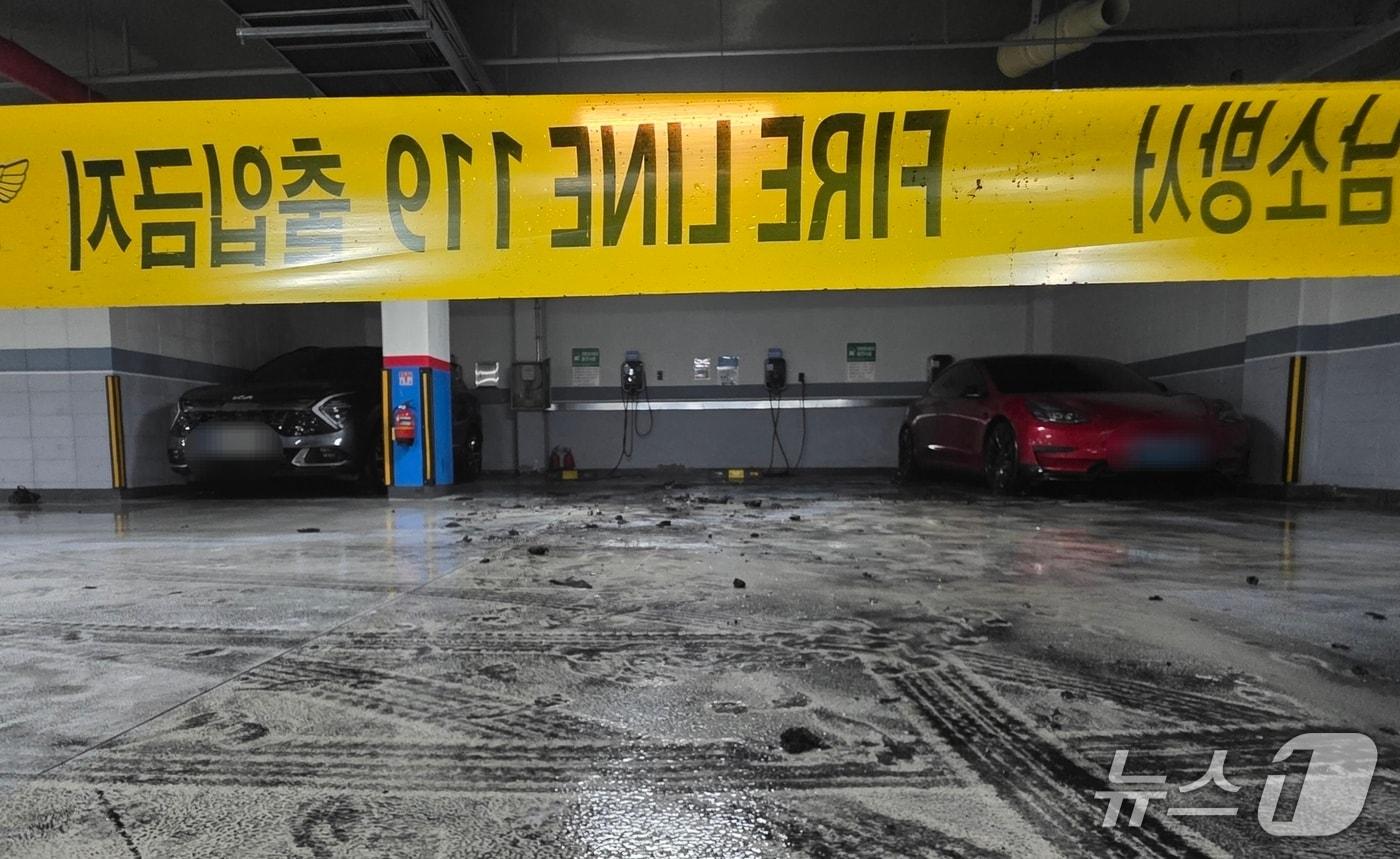 21일 천안 청당동의 한 아파트 지하주차장에서 전기차 화재가 발생했다. 2025.7.21. /뉴스1ⓒNews1 이시우 기자