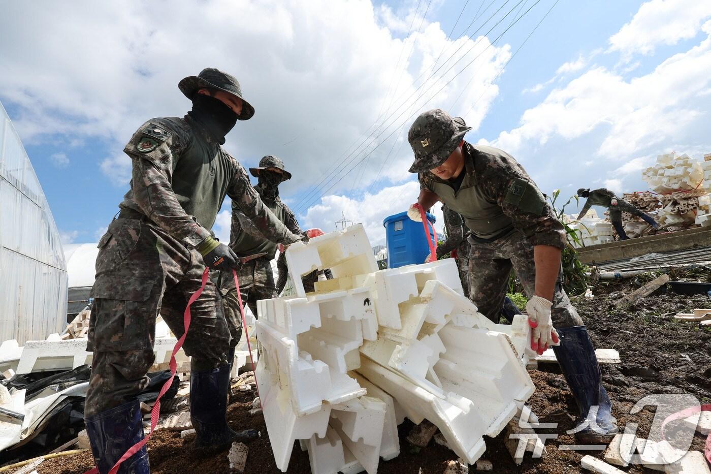 21일 광주 북구 용강동의 한 딸기 집하장에서 군장병들이 집중호우로 피해 본 하우스의 스티로폼을 정리하고 있다. 2025.7.21/뉴스1 ⓒ News1 박지현 기자