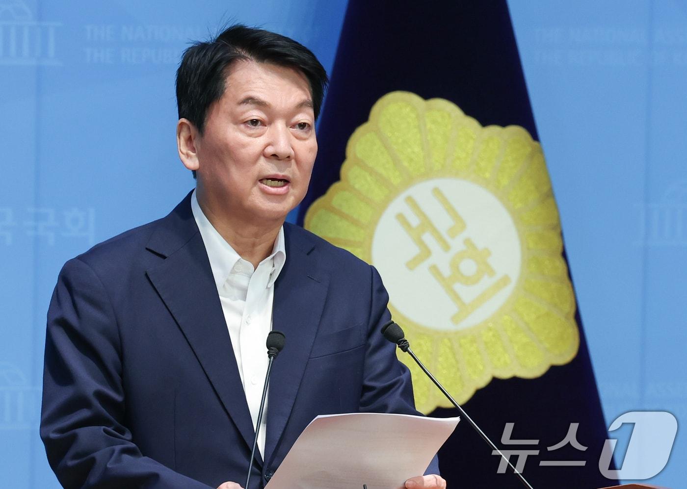 안철수 국민의힘 의원이 21일 오전 서울 여의도 국회 소통관에서 기자회견을 열고 김문수 후보를 향해 &#39;친길&#40;친전한길&#41; 당대표가 되려고 하나&#39;며 비판하고 있다. 2025.7.21/뉴스1 ⓒ News1 안은나 기자