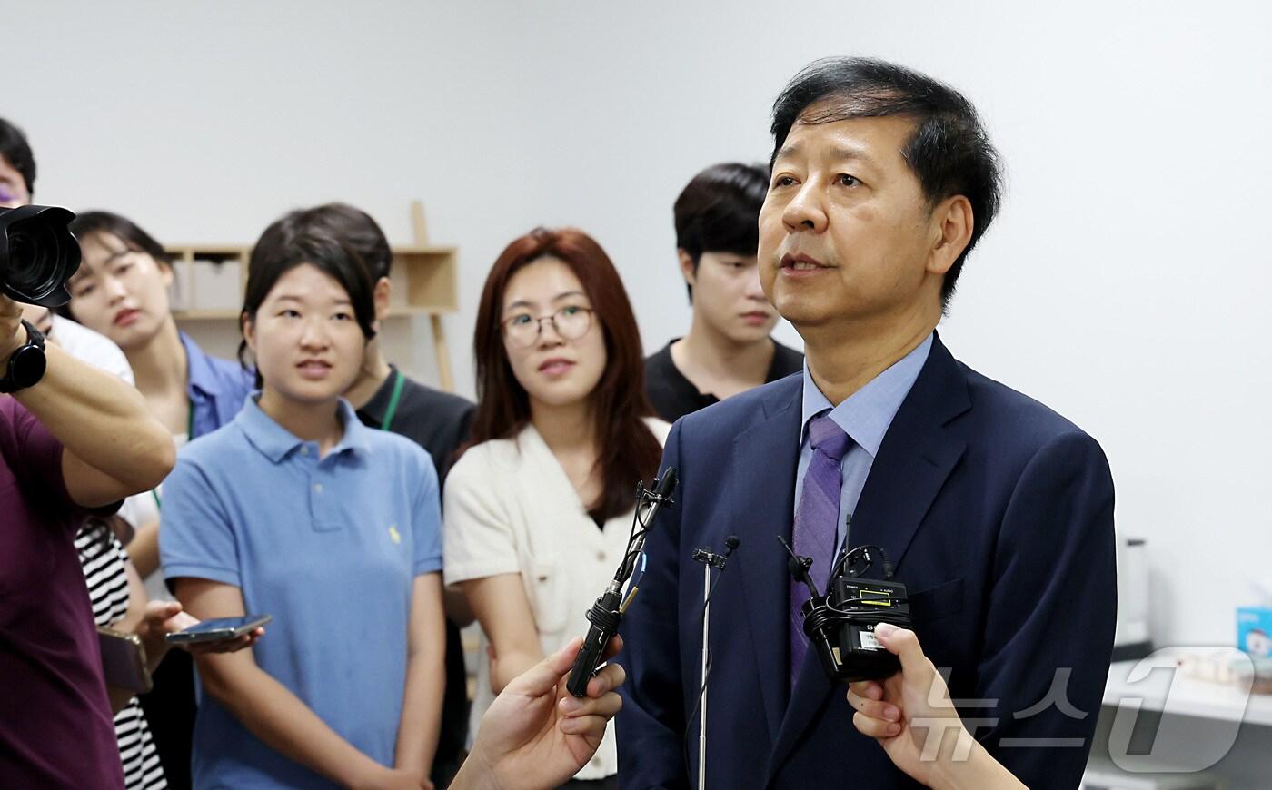 구윤철 경제부총리 겸 기획재정부 장관이 21일 오전 세종시 정부세종청사에서 취임식을 마친 뒤 기자실을 방문하여 현안관련 질문에 답하고 있다. 2025.7.21/뉴스1 ⓒ News1 김기남 기자