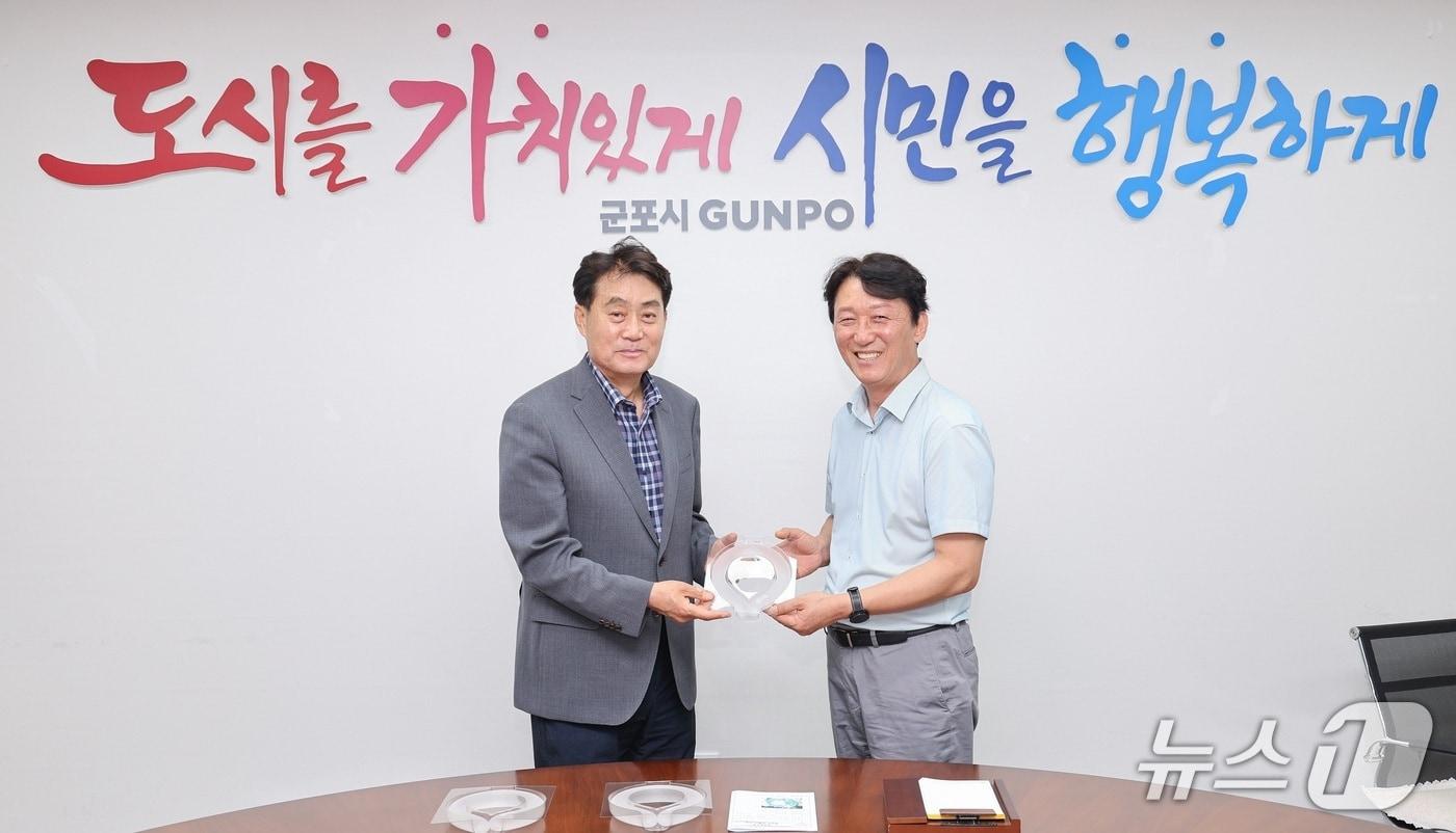 하은호 경기 군포시장이 공무직노동조합 관계자에게 넥쿨러를 전달하고 있다. (군포시 제공. 재판매 및 DB 금지) 2025.7.21/뉴스1