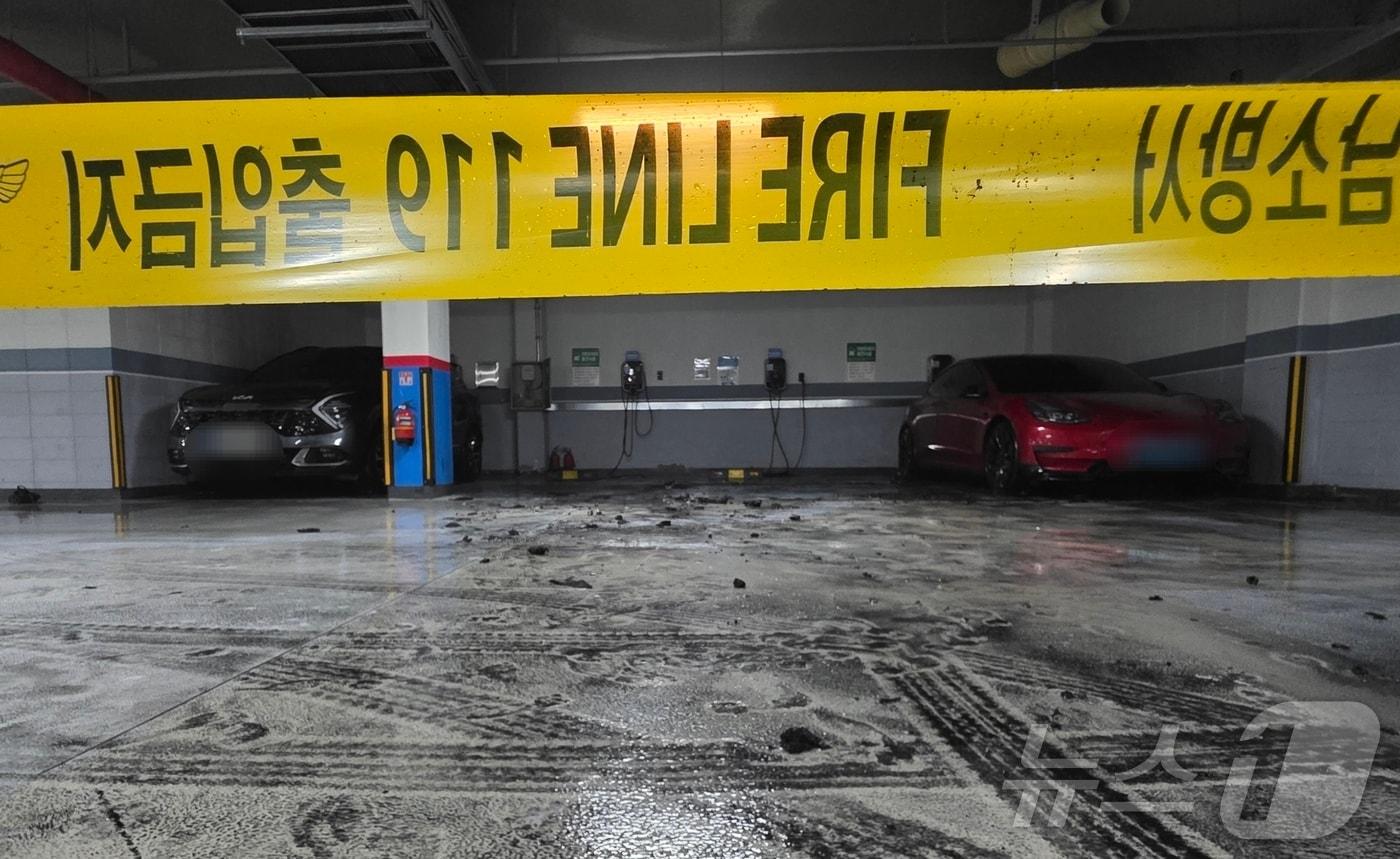 21일 충남 천안시 청당동의 한 아파트 지하주차장에서 충전 중이던 아이오닉5 전기차에 불이나 현장이 통제되고 있다. 2025.7.21/뉴스1 ⓒ News1 이시우 기자