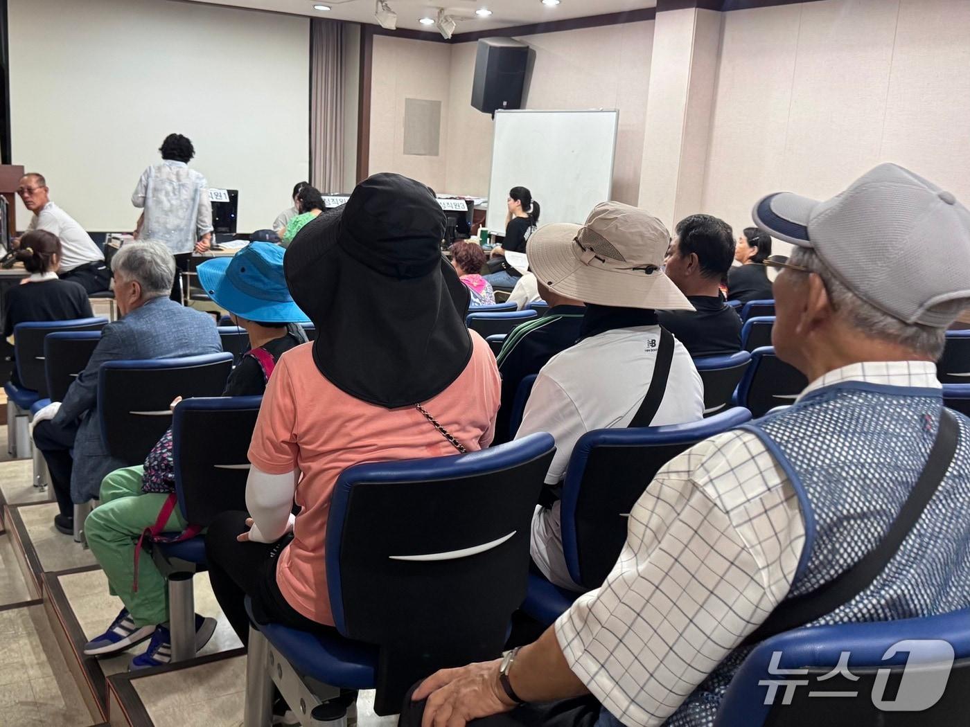 본문 이미지 - 21일 오전 울산 북구 농소2동 행정복지센터에 시민들이 민생회복 소비쿠폰 지원금을 발행하기 위해 대기하고 있다.2025.7.21./뉴스1 ⓒ News1 김세은 기자