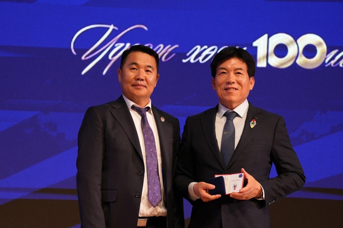 몽골 도로교통부 100주년 기념행사에서 오태석 한국교통안전공단&#40;TS&#41; 자동차검사본부장&#40;오른쪽&#41;이 공로상을 받고 사진을 찍고 있다. /한국교통안전공단&#40;TS&#41;