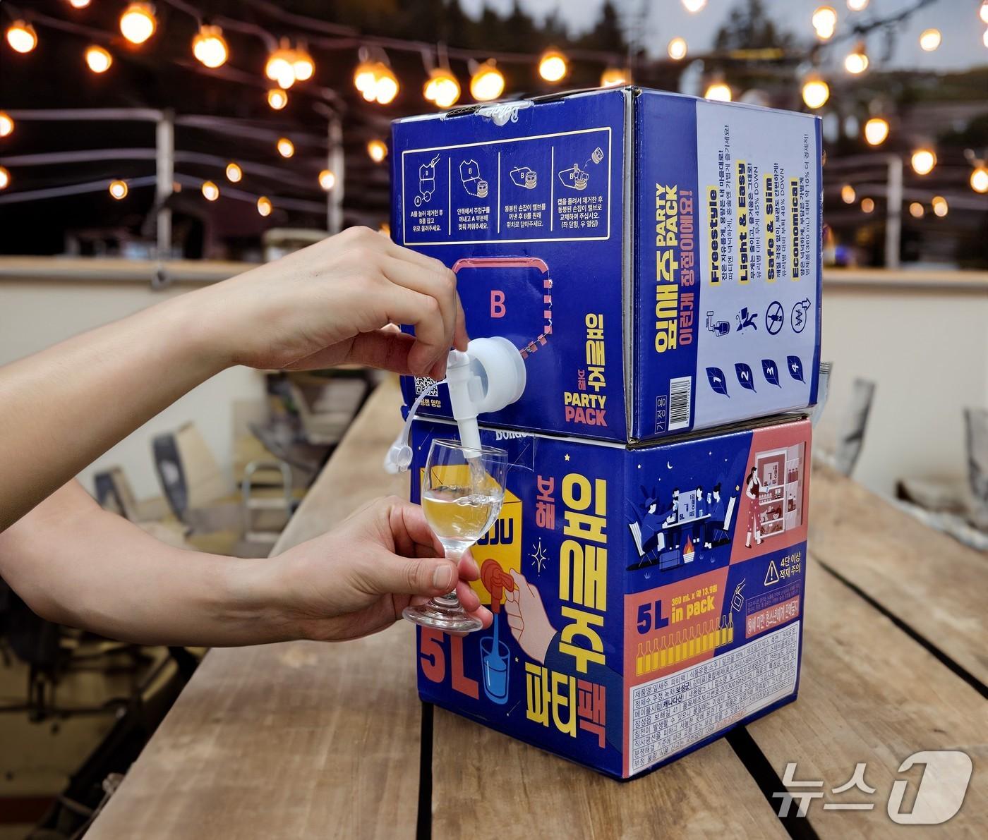 본문 이미지 - '잎새주 파티팩'에서 소주를 따르는 시연 장면(보해양조 제공)/뉴스1