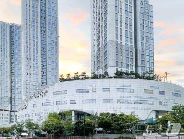 본문 이미지 -  서울 성동구 서울숲더샵 상가 전경 &#40;알스퀘어 제공&#41;