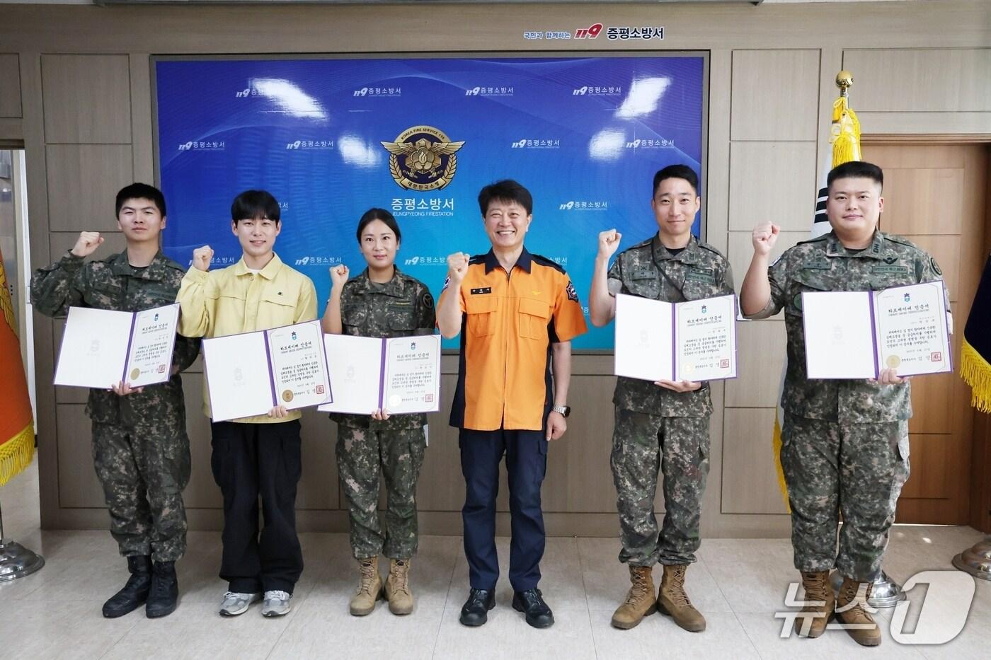 충북 증평소방서는 2025년 하반기 하트세이버(Heart Saver) 인증 대상자로 선정한 군 장병 7명에게 하트세이버 인증서와 배지를 수여했다.(증평소방서 제공)/뉴스1