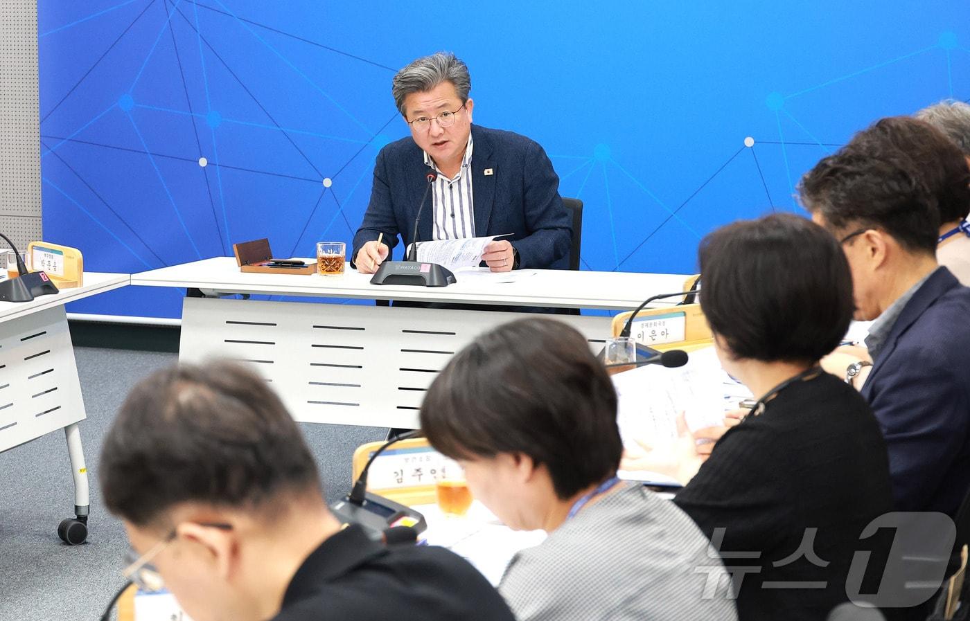 정용래 대전 유성구청장이  주간 간부회의를  주재하고 있다. (대전 유성구 제공. 재판매 및 DB금지)2025.7.21/뉴스1 ⓒ News1 이동원 기자