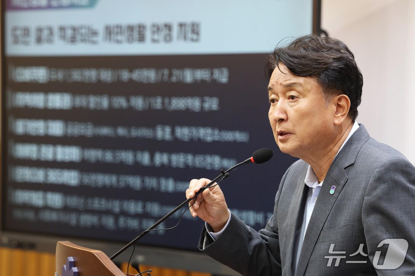 김영환 충북지사가 21일 도청 브리핑룸에서 4대 분야 &#39;비상지역경제 대책&#39; 가동 계획을 발표하고 있다. &#40;충북도 제공. 재판매 및 DB금지&#41;