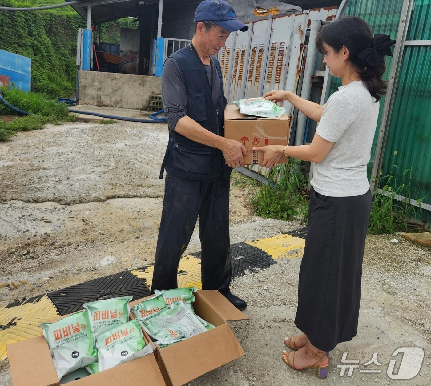 본문 이미지 - 충북 괴산군은 여름철 폭염에 따른 축산농가의 피해를 최소화하기 위해 2억 원을 들여 고온 스트레스 완화제 1만 1318포를 긴급 공급했다.(괴산군 제공)/뉴스1